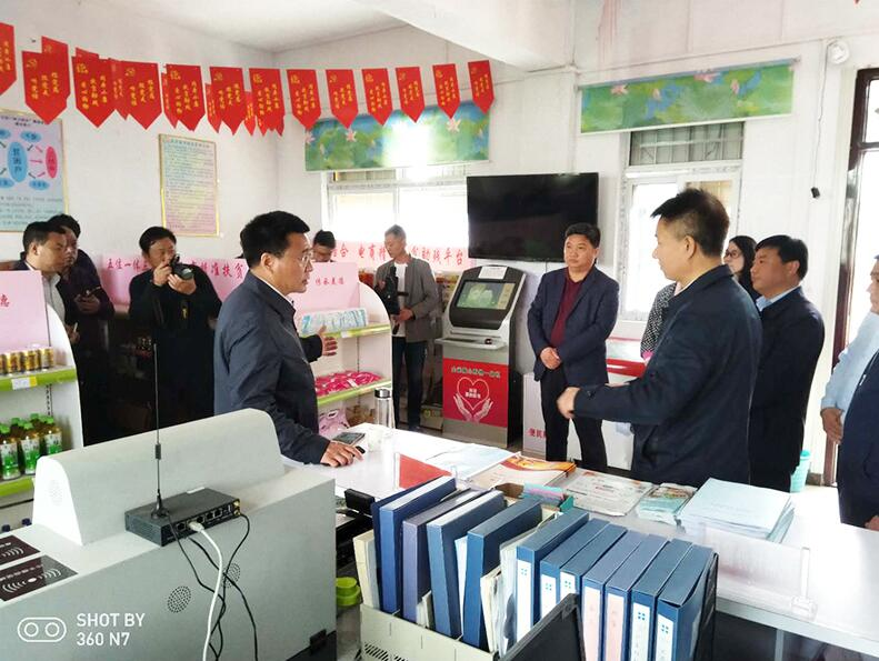 统战部领导在小方村观摩爱心超市