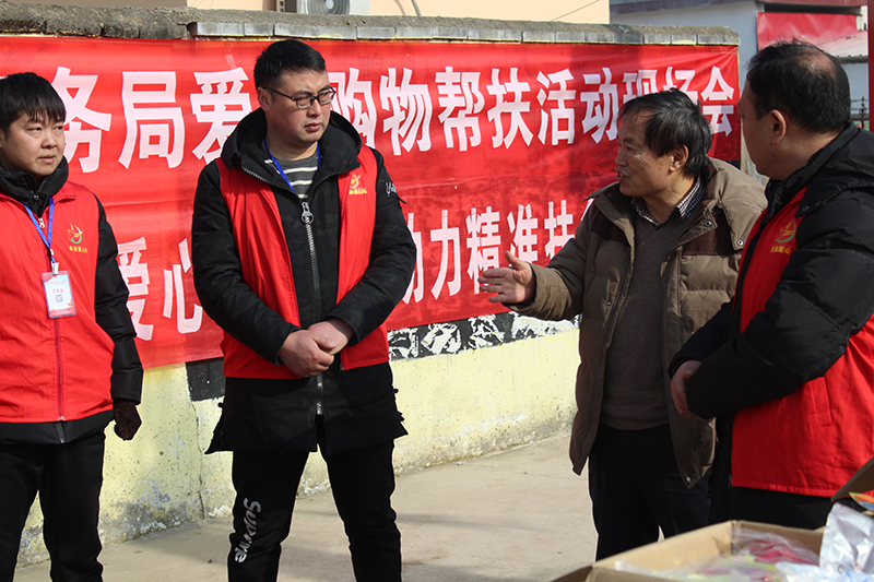 汝南县商务局利用扶贫日在三桥镇鸭湖村进行“爱心购”扶贫活动